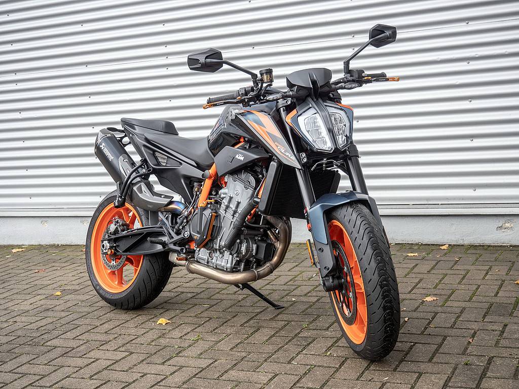 KTM 890 Duke R AKRAPOVIC